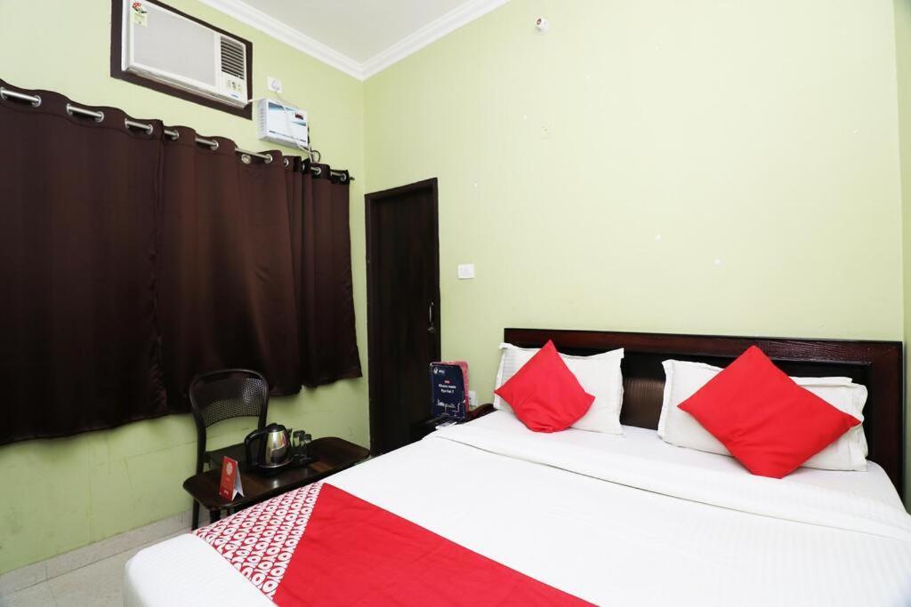 Hotel Blue Star Varanasi Bagian luar foto