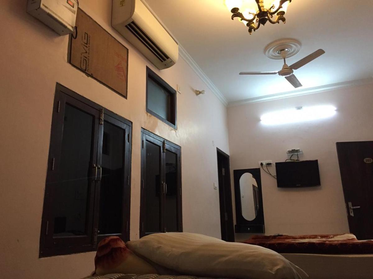 Hotel Blue Star Varanasi Bagian luar foto