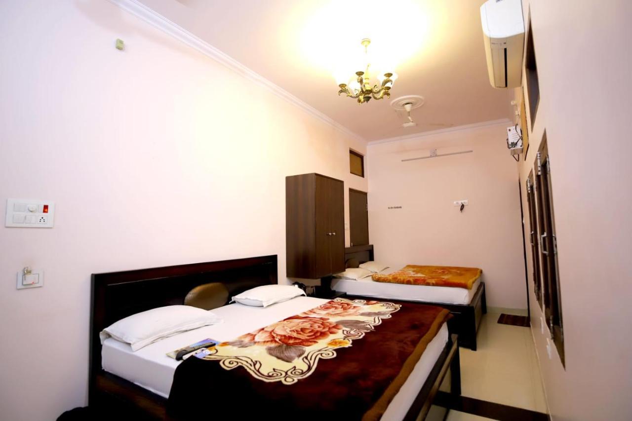 Hotel Blue Star Varanasi Bagian luar foto