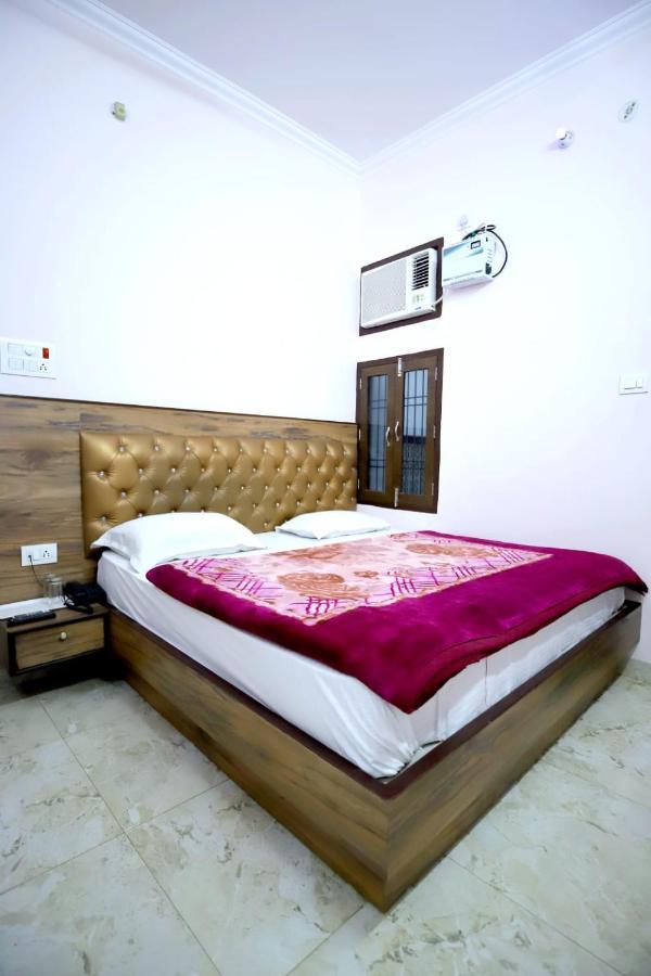 Hotel Blue Star Varanasi Bagian luar foto