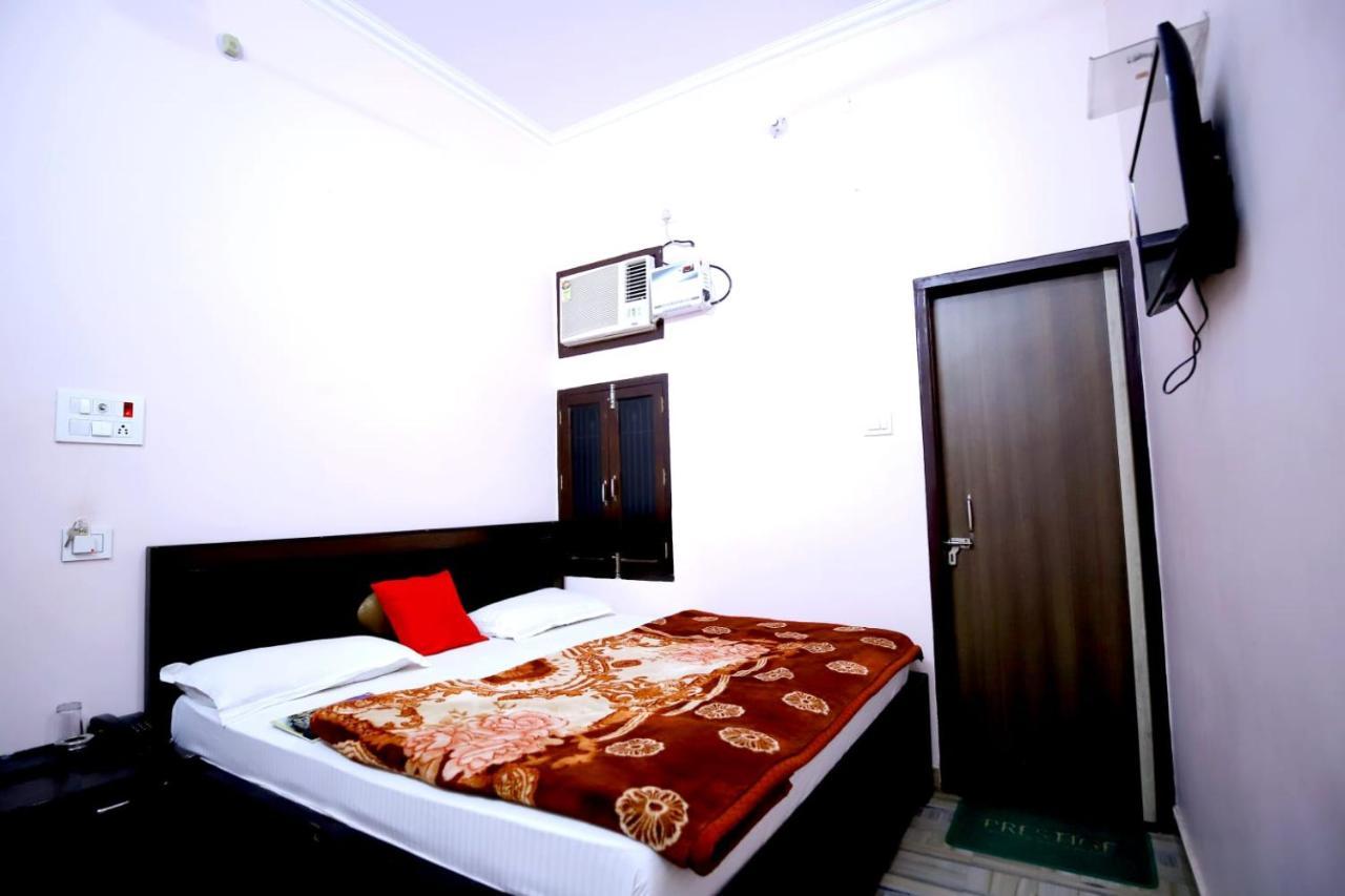 Hotel Blue Star Varanasi Bagian luar foto