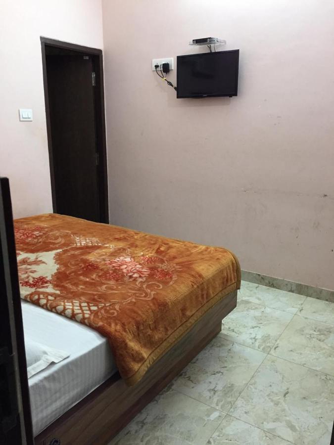 Hotel Blue Star Varanasi Bagian luar foto