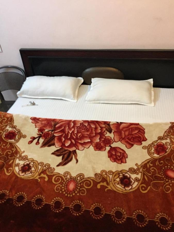 Hotel Blue Star Varanasi Bagian luar foto