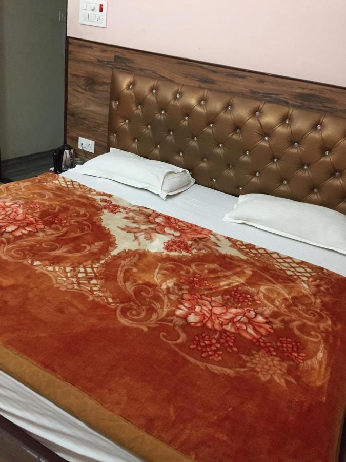 Hotel Blue Star Varanasi Bagian luar foto