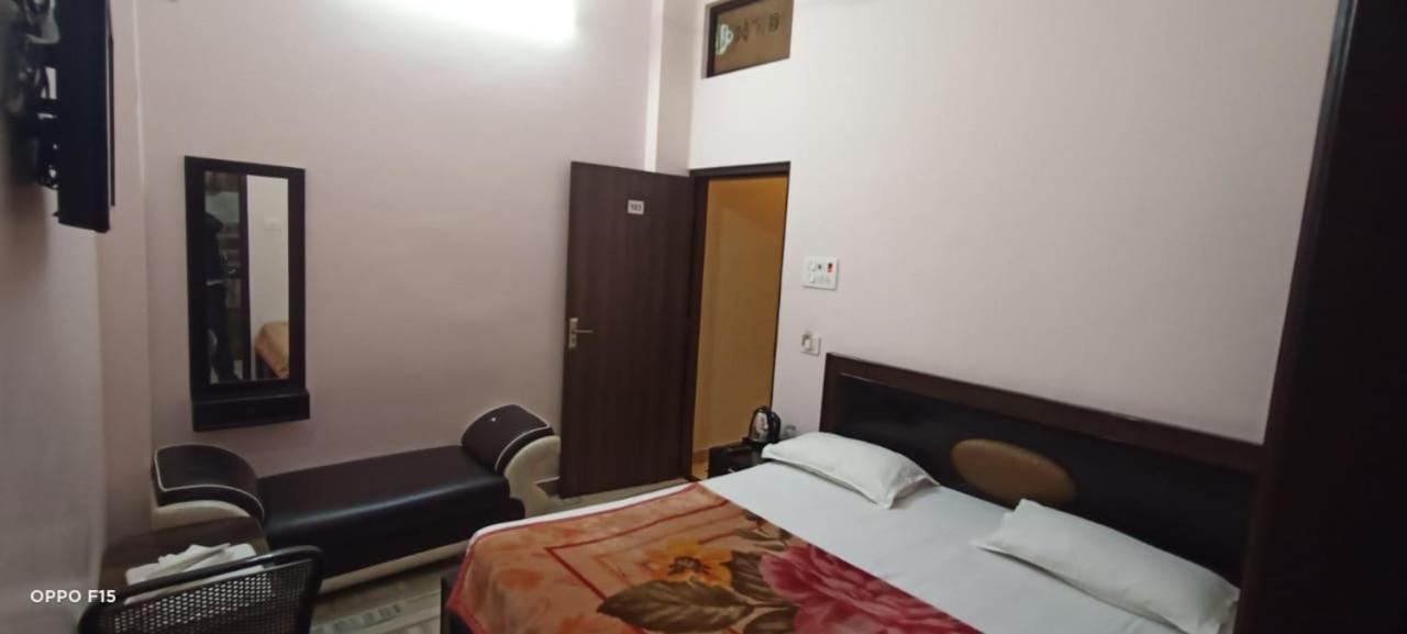 Hotel Blue Star Varanasi Bagian luar foto