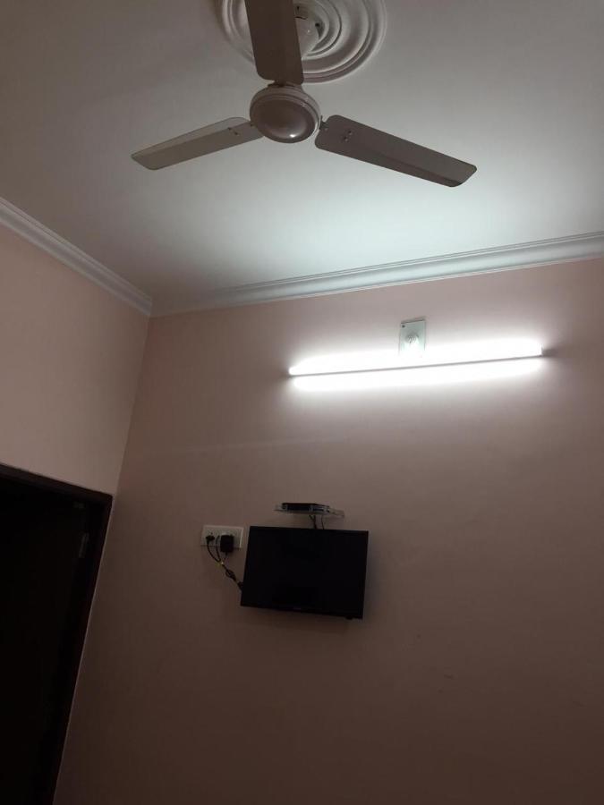 Hotel Blue Star Varanasi Bagian luar foto