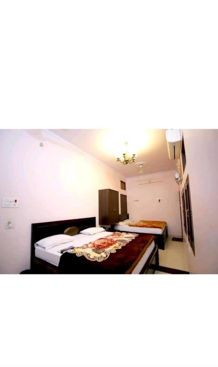 Hotel Blue Star Varanasi Bagian luar foto