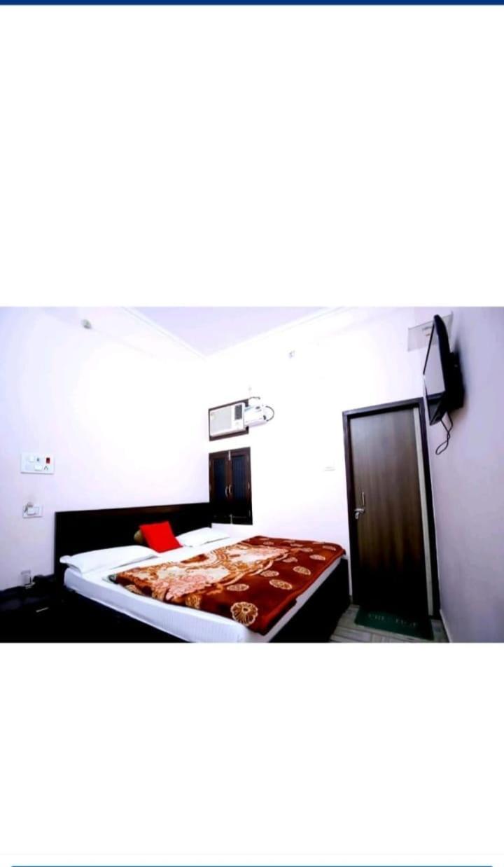 Hotel Blue Star Varanasi Bagian luar foto